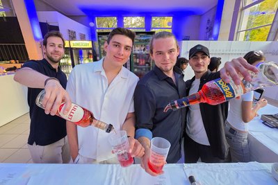 Justus Häslich, Moritz Hendel, Moritz Heil und Sandro Loladze (von links) aus Bad Elster haben die Sommer-Chill-Veranstaltung in der Kunstwandelhalle organisiert.