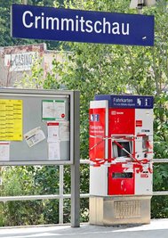 Unbekannte haben auf dem Crimmitschauer Bahnhof einen der beiden Fahrkartenauomaten gesprengt. 
