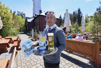 Endlich: Gaston Deckert darf im Biergarten am Berghotel und Panorama-Restaurant Pöhlberg in Annaberg-Buchholz wieder Gäste begrüßen. Und die freuen sich. 