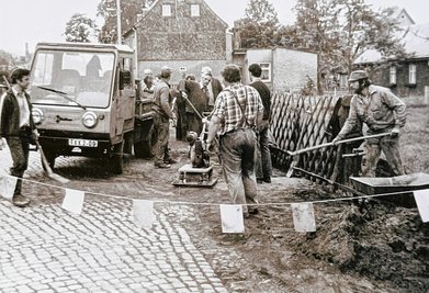 Ein Blick zurück in die vier Jahrzehnte lange Geschichte des Herolder Antennenvereins: In mehreren Jahren wurden im ganzen Dorf sogar über Wiesen und Felder die Leitungen und Anschlüsse für den Empfang auch westlicher Programme mithilfe vieler Herolder in Eigenleistung verlegt. 