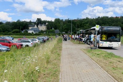 Vom extra eingerichteten Ersatz-Parkplatz im Gewerbegebiet am Auer Bahnhof fuhr ein Shuttlebus - allerdings mit etwas Verspätung.