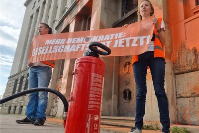 Simi Veit und Juliane Schmidt haben die Filiale der Deutschen Bank in Chemnitz mit oranger Farbe besprüht. Die Bank wurde zum Ziel, weil die Aktivisten kritisieren, dass sie noch Gelder in fossile Industrie steckt.