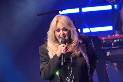 Bonnie Tyler, hier beim Auftritt in der Stadthalle Zwickau 2025, liegt aktuell im Krankenhaus.