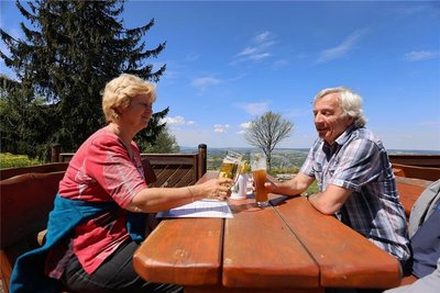 Familie Hauser aus Marienberg genießt die Rast im Biergarten am Berghotel und Panorama-Restaurant Pöhlberg. Die Außengastronomie im Erzgebirgskreis darf unter Auflagen wieder öffnen, weil die Inzidenz seit mehreren Tagen unter 100 liegt. 