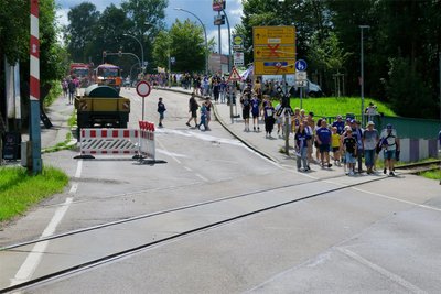 Kurz vorm Erzgebirgsstadion wird die Lößnitzer Straße (B 169) zwischen McDonalds-Kreuzung und Bahnübergang gebaut. Fans querten die Straße am Mittwoch gleich mal zwischen den Baufahrzeugen.