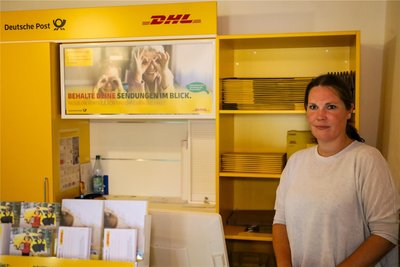 Mandy Lemke ist eine der beiden Verkäuferinnen im Muhmelädchen, die auch den Postshop schmeißen.