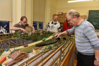 Interessierte ausdrücklich willkommen: Andreas Göhlert, rechts ,mit Dieter Pohl am Stellpult und Kevin Wolf, links, am Herzstück ihrer Neuhausener Interessengemeinschaft.