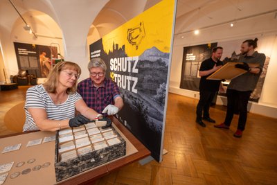 Sammlungsmünzschatz aus Reimersgrün aus dem Anfang des 13. Jahrhunderts. Im Bild: Simone Lopes da Silva und Martin Salesch.