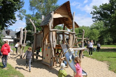Die Kinder stürmten auf das neue Klettergerüst mit Rutsche.