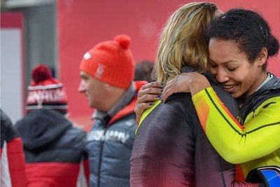 Pilotin Mariama Jamanka (re.) und Anschieberin Lisa Buckwitz umarmen sich im Ziel und feiern ihre Goldmedaille.