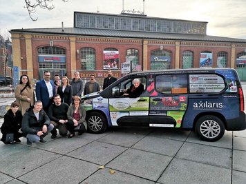 Sponsoren spendeten ein Kabarett-Auto.