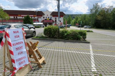 Ist für Fußballfans am Mittwoch gesperrt gewesen: der Parkplatz am Jawoll-Markt an der Lößnitzer Straße in Aue.