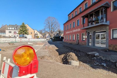 Vor dem ehemaligen Gasthaus „Zur Silberstraße“ wird in Regie des Kreises die Kreuzung ausgebaut. Die Gemeinde bringt sich dort mit Fußwegbau und Straßenbeleuchtung ein.
