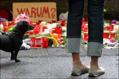 Nach der Katastrophe bei der Duisburger Loveparade mit 19 Toten ist die Zahl der Verletzten auf mehr als 500 gestiegen. Ein Opfer schwebte zwei Tage nach der Tragödie noch in Lebensgefahr.