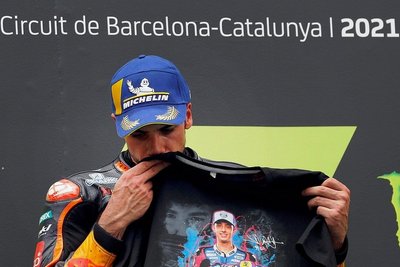 Eine bewegende Szene am Sonntag in Barcelona. MotoGP-Sieger Miguel Oliveira aus Portugal küsst auf dem Siegerpodest tiefergriffen ein Shirt mit dem Bildnis von Jason Dupasquier. 