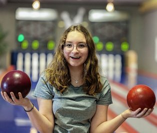 Deutlich zu sehen: Der Spaß steht für Annika Kraus beim Kegeln an erster Stelle. 
