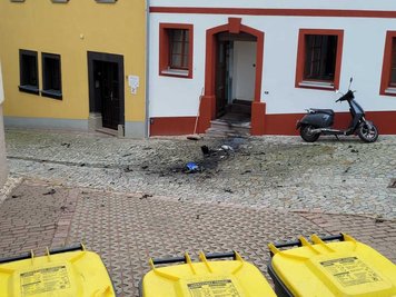 Der Brand in Mittweida am frühen Donnerstagmorgen hatte auf der Straße deutliche Spuren hinterlassen.