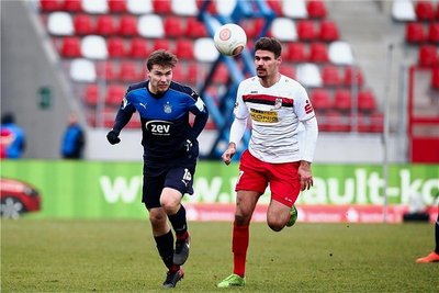 Zwickaus Anthony Barylla (links) im Laufduell mit Erfurts Christopher Bieber.