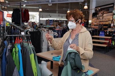 Adelheid Urban kam gleich am Mittwoch zum Einkaufen ins Intersport-Geschäft im Annaberg-Buchholzer Erzgebirgscenter. Dafür ist ein tagesaktueller negativer Corona-Test erforderlich - ausgenommen sind Geimpfte und Genesene.