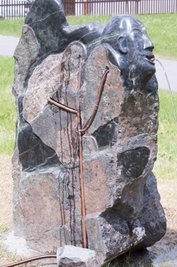 Auf der Rückseite der Skulptur bildet das Rohrwerk für die Wasserkunst einen Baum. 