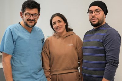 Sarah Ahmed und ihr Mann Fahrid (Namen geändert) mit Chefarzt Thaddäus Till Wissniowski (l.) von der Klinik für Innere Medizin II am Chemnitzer Klinikum.