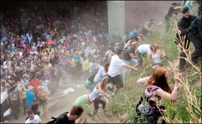 Tausende Raver drängen in Duisburg aus einem Tunnel heraus, in dem sich am Samstag während der Loveparade eine Massenpanik ereignet hat. Nach der Tragödie mit mindestens 19 Toten und mehr als 500 Verletzten hat die Suche nach den Verantwortlichen begonnen.