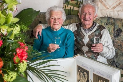 65 gemeinsame Ehejahre: Das Jubiläumspaar Hildegard und Gottfried Steinert stößt auf die Zeit miteinander an.