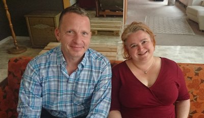 Gutes Gespräch: Sara Thiel mit Maler-Star Norbert Bisky in Zwickau.