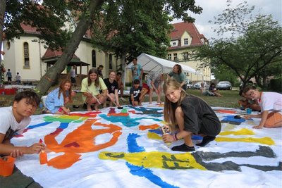 Innerhalb der ökumenischen Kinderbibelwoche gestalteten die Teilnehmer eine riesige Leinwand.