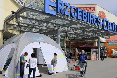 Wer wollte, konnte sich am Mittwoch direkt vorm Erzgebirgscenter testen lassen.