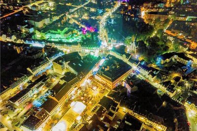 Das Festgelände erstrahlte vergangenes Jahr in bunten Lichtern.