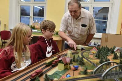 Eisenbahner Günter Thieme erklärt Lena und Jason an einer Anlage in Neuhausen die Funktionsweise von Trafo, Stellpulten und Zugbetrieb. Donnerstagnachmittags treffen sich die jungen Leute, abends die Erwachsenen.