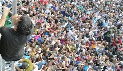 Tragödie bei der diesjährigen Loveparade in Duisburg: Durch eine Panik am Zugang zum Partygelände kamen mindestens 19 Menschen ums Leben, mehr als 500 weitere wurden verletzt. Augenzeugen äußerten scharfe Kritik an den Sicherheitsvorkehrungen. Das Foto zeigt Raver in Duisburg, die versuchen, aus dem Gedränge zu entkommen.