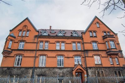 Mit einem Messer war ein ehrenamtlicher Mitarbeiter an Heiligabend im Pfarrhaus der St.-Nicolai-Kirchgemeinde in Aue im Bauchbereich schwer verletzt worden. 