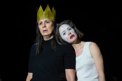 Susanne Stein als Kreon und Alida Bohnen als Antigone.  