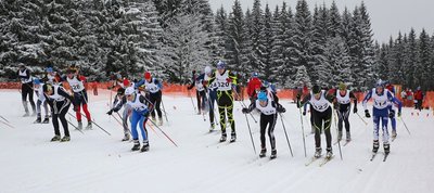 Einen Massenstart zum Schwibbogenlauf wie hier im Bild aus dem Jahr 2014 soll es dieses Mal nicht geben. Die Loipe wurde nicht breit genug präpariert - wegen Schneemangel.