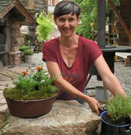 Alles vorbereitet: Romy Röthel bepflanzt noch die letzten Töpfe im Außenbereich. 