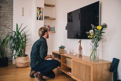 Gefahr durch kippende Fernseher: Große Flachbildschirme können umkippen und schwere Verletzungen verursachen und sollten sicher an der Wand montiert werden.