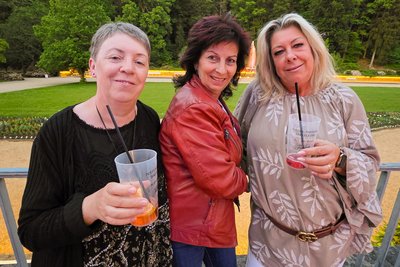 Den Kurgästen Simone Prouza (links), Heike Hermann (Mitte) und Nicole Kühne hat die Sommer-Chill-Veranstaltung in der Kunstwandelhalle in Bad Elster gut gefallen.