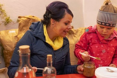 Bei der Imkerei und Senfmanufaktur von René Weißbach in Schlettau haben Harriet Wild und ihre sechsjährige Tochter Marla aus Sehma gelernt, wie Senf hergestellt wird. 