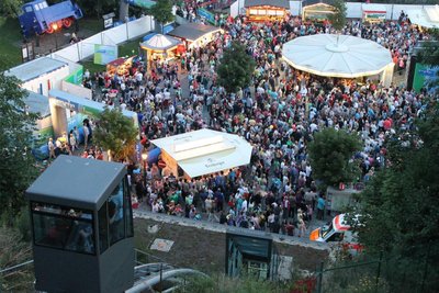 Beim Tag der Sachsen 2013 in Schwarzenberg – hier ein Blick zum Hammerparkplatz – stieß der Aufzug an Kapazitätsgrenzen.