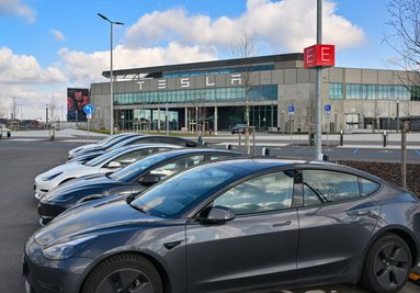 Nach einem Brandanschlag auf einen Hochspannungsmast steht im März 2024 die Produktion in der Tesla-Autofabrik in Grünheide zeitweise still.