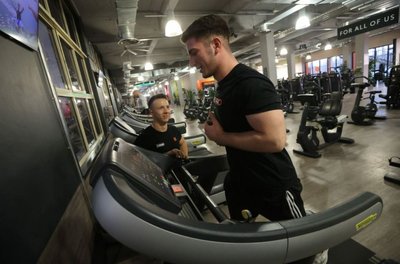 Aufwärmen auf dem Laufband: Auch Weihnachten hält sich Nikoloz Khalvashi, hier im Bild mit Studioleiter Kenneth Seidel, im Fitnessstudio FitX auf dem Kaßberg fit.