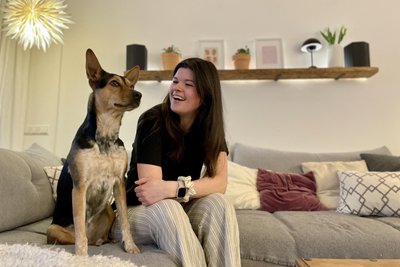 Zum ersten Mal in ihrem Leben erlaubt Sarah Bernotat sich selbst, anzukommen. Dabei helfen ihr Partner Philipp, aber auch ihre Hündin Lotti.