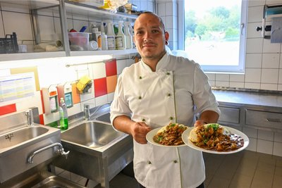 Sebastian Loos kocht das Essen in der Mensa vor Ort. Er ist mit seinen Kollegen bei der Waldorfschule direkt angestellt.