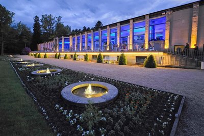 Die beleuchtete Kunstwandelhalle in Bad Elster passte gut zu der Armosphäre der Sommer-Chill-Veranstaltung in dem Gebäude.