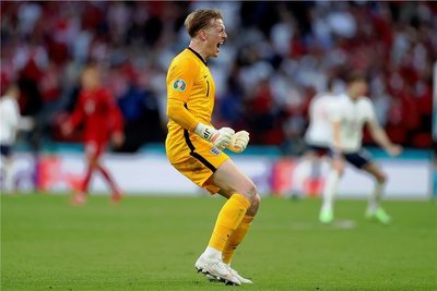 Jubel nach dem Tor zum 1:1 im Halbfinale gegen Dänemark: Englands Torhüter Jordan Pickford steht nun im Endspiel gegen die Italiener vor seiner größten Bewährungsprobe. 