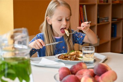 Ein ordentliches Mittagessen gehört für Emilia an der Waldorfschule dazu. Ab dem neuen Schuljahr kostet es rund 1,75 Euro.