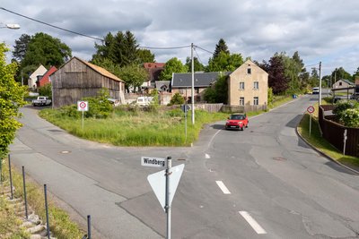 Wenige Meter nach dem Abzweig Windberg behindert ein leerstehendes Gebäude den Ausbau der Falkensteiner Landstraße.