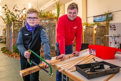 Oskar und Maik Engelbrecht (v. l.) bauten die Volieren in der Stadthalle mit zusammen.